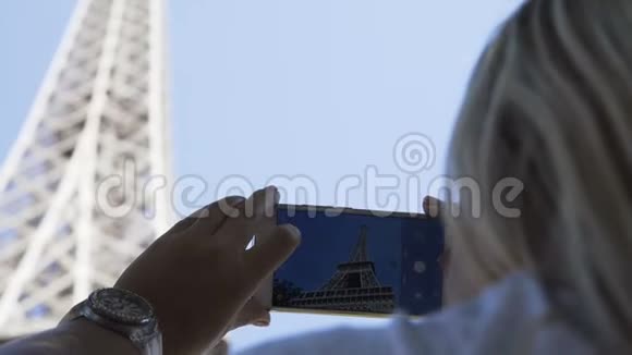 农作物女人在埃菲尔铁塔拍照视频的预览图