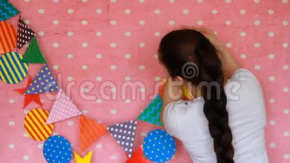那个女孩为假期装饰房间为庆祝做装饰派对生日快乐视频的预览图