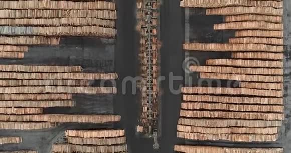 锯木厂院子的鸟瞰图和一堆树干视频的预览图
