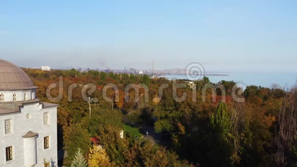 空中观景Mariupol市秋树中的清真寺视频的预览图