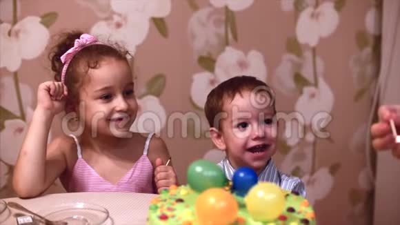 幸福家庭的观念快乐的小男孩和他的家人他的母亲和小男孩一起庆祝生日视频的预览图