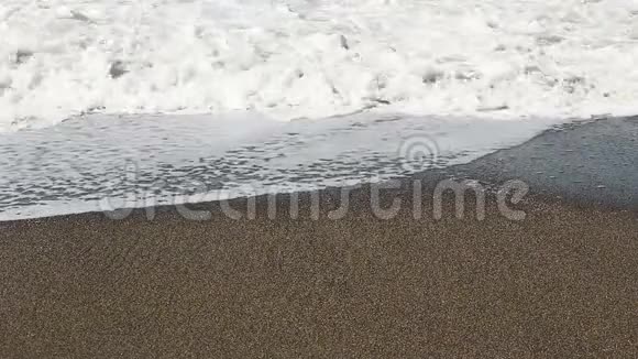 沙滩上的泡沫海浪拍摄视频的预览图