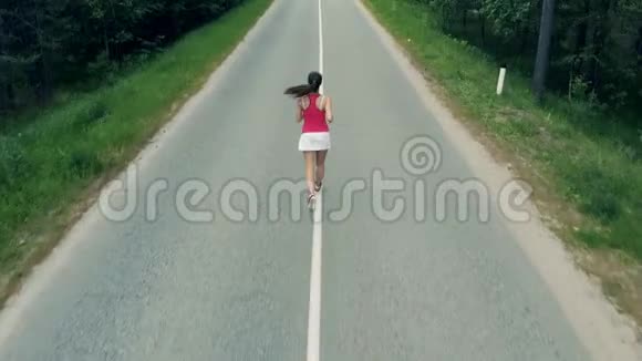 一位年轻女士穿过森林路线视频的预览图