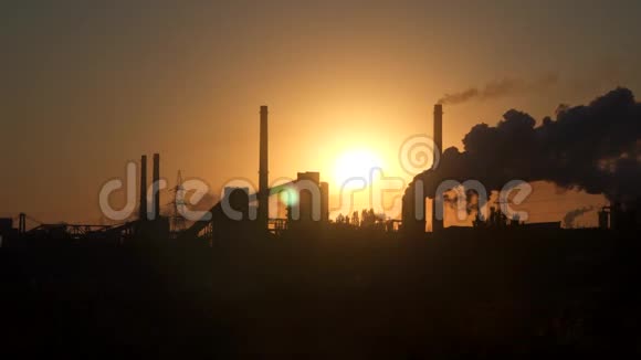 工厂管道污染空气环境问题视频的预览图