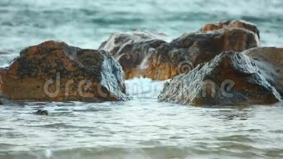 绿松石海洋波浪冲击岩石场景视频的预览图