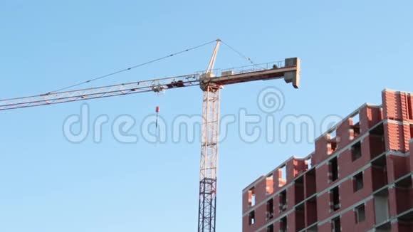 建筑工程塔吊承载建筑材料视频的预览图