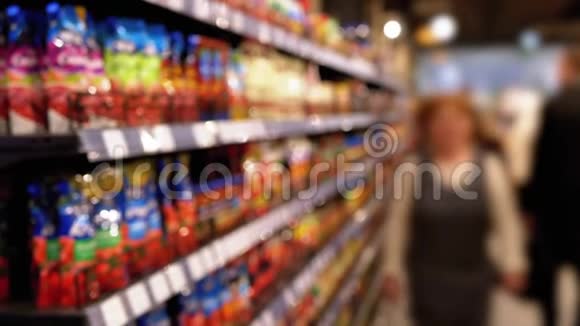超市里有各种商品的架子买家选择产品视频的预览图