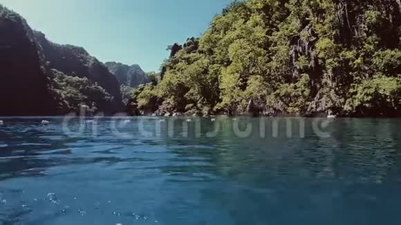 东南亚的性质在美丽的湖游泳视频的预览图
