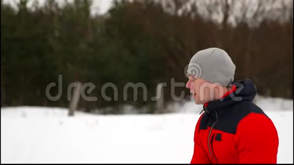 有魅力的运动健将在冬季和雪天的户外健身中进行水壶钟运动视频的预览图