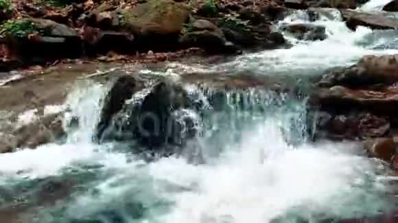 晶莹冰冷的泉水流过石头山溪视频的预览图