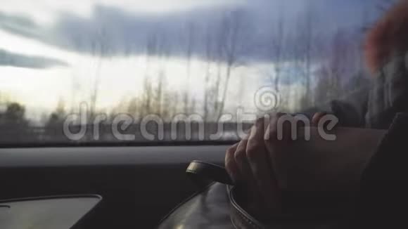 年轻女子在冬天乘火车旅行视频的预览图