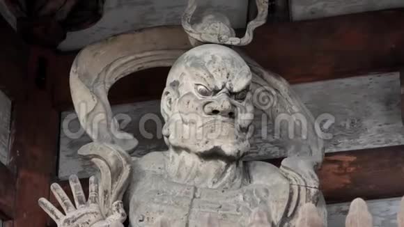 日本京都2019年1月日本寺庙警卫雕像视频的预览图
