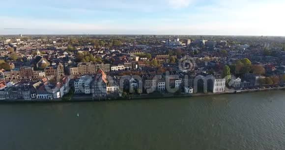 Dordrecht市的鸟瞰图河流周围视频的预览图