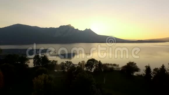 从奥地利蒙德湖俯瞰日落视频的预览图