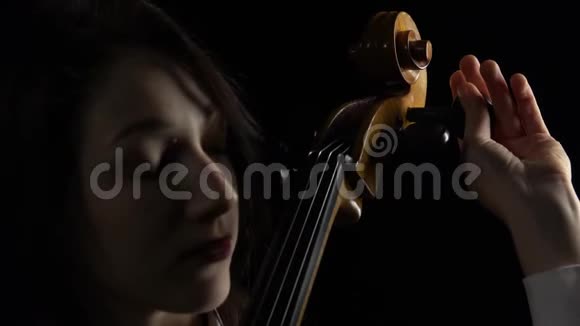 音乐家演奏大提琴黑色背景关门视频的预览图