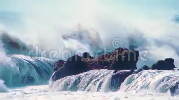 太平洋水域和汹涌的海浪以及玄武岩岩石珊瑚礁和海湾腔的崎岖美景视频的预览图