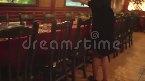 女服务员在一家餐馆送食物到庆祝活动开始时4K视频的预览图