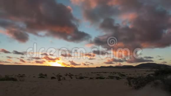 沙漠景色与移动的云视频的预览图