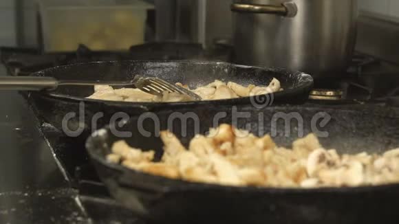 用蘑菇炒肉放在两个蒸锅上餐厅厨房特写背景慢动作视频的预览图