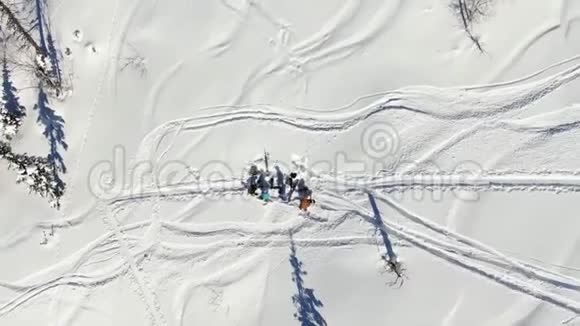 空中无人机顶景队自由滑雪者滑雪者在雪山上山行一行视频的预览图
