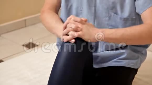 男性理疗师在理疗室按摩病人的腿治疗按摩视频的预览图