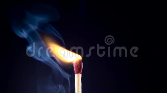 燃烧火柴和火焰烟雾慢动作黑色背景关门视频的预览图