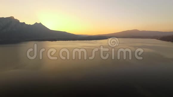 从奥地利蒙德湖俯瞰日落视频的预览图