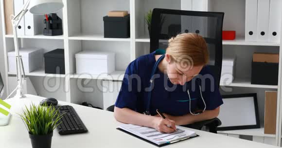 医生填写表格弯曲在桌子上视频的预览图