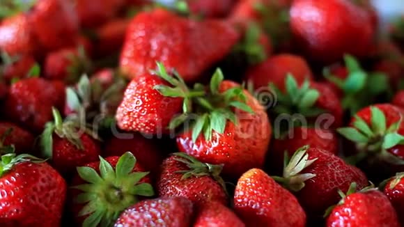 在烹饪前在厨房的桌子上特写一串新鲜的大的成熟的草莓有选择地集中注意力视频的预览图