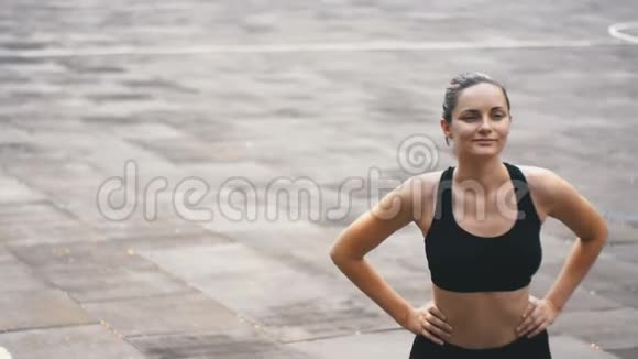 年轻的运动女孩在公园的运动场上做躯干锻炼视频的预览图