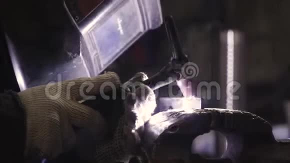 焊工在焊接时面罩剪辑焊工焊接结构部件视频的预览图