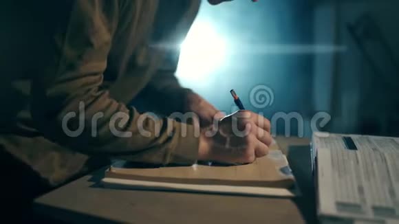 一个人正在为一种木制产品做笔记这是一本特别的日记视频的预览图