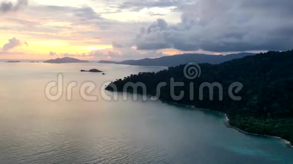 KohLipe岛美丽日落的鸟瞰图视频的预览图