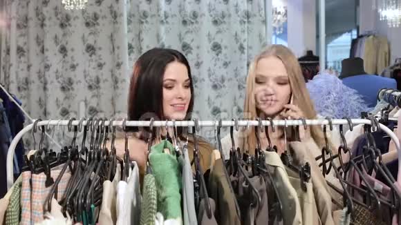 两个漂亮的年轻女人在店里挑选衣服视频的预览图