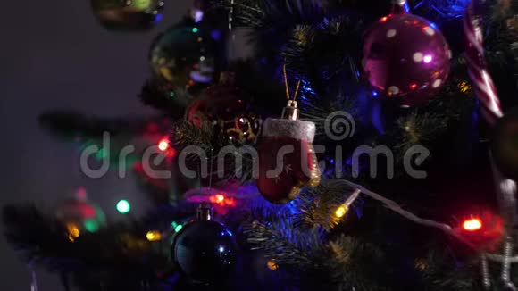 人造圣诞树用漂亮的球装饰视频的预览图
