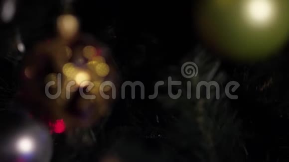 人造圣诞树用漂亮的球装饰视频的预览图