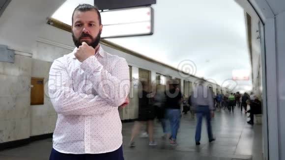 肖像留胡子的人站在遐想中大量的人经过一个人城市生活慢动作视频的预览图