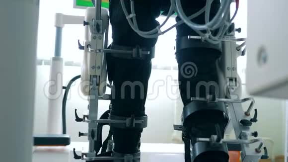 残障人士正试图借助特殊的模拟器行走视频的预览图