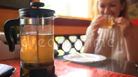 女人从茶壶里喝绿茶朋友在中国餐馆吃中餐视频的预览图