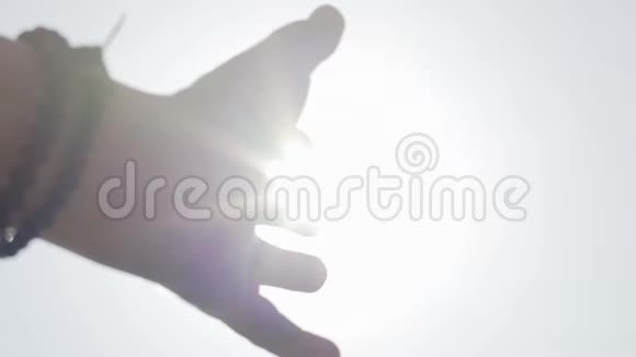 寻找上帝的概念双手伸向太阳寻求帮助神圣的光明视频的预览图