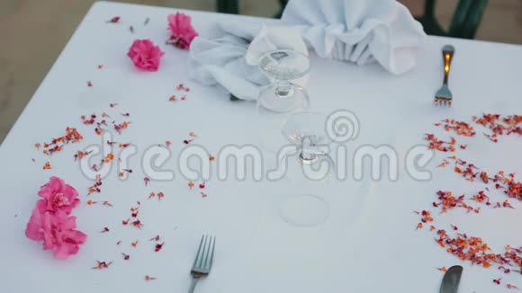 为浪漫的会议装饰的桌子视频的预览图