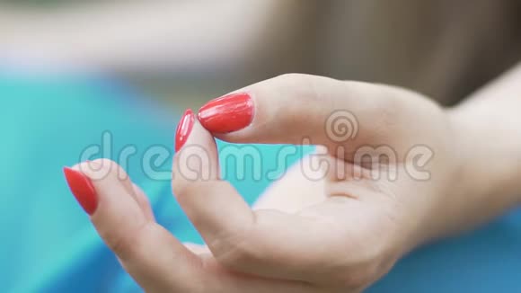 女子双手冥想冥想瑜伽专用手指手势视频的预览图