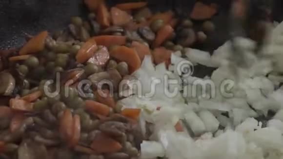 胡萝卜加洋葱菇和青炒锅视频的预览图