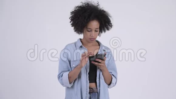 年轻时压力很大的非洲女人用电话接坏消息视频的预览图