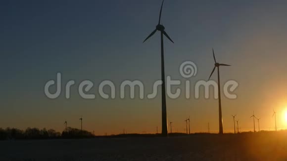 风力涡轮机与日落天空的剪影视频的预览图