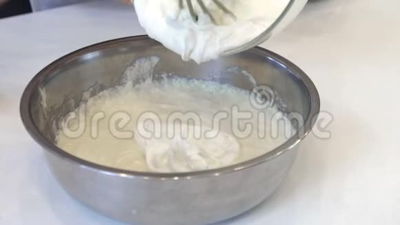 把白色奶油倒入平底锅里视频的预览图