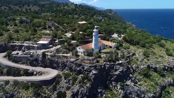 卡普格罗斯灯塔的鸟瞰图位于马略卡索勒港附近的悬崖上视频的预览图