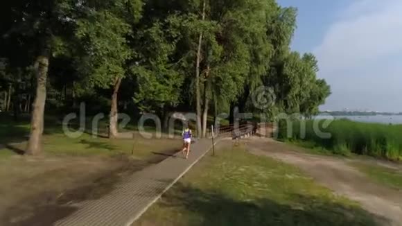 在公园里奔跑的女人飞过视频的预览图