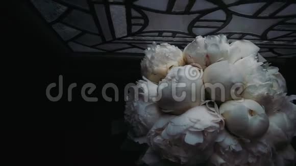 带一束白色牡丹花的老式玻璃视频的预览图
