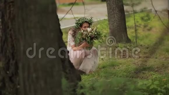 新娘躲在树林后面视频的预览图